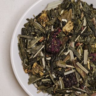 Liście herbaty Biały Smok na talerzyku.