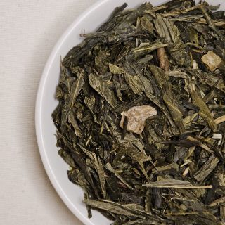 Liście herbaty Sencha Ananasowa na talerzyku.