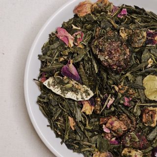 Liście herbaty Sencha Figa z Maliną na talerzyku.