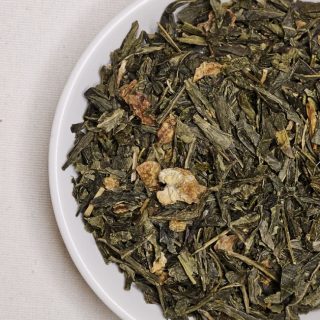 Liście herbaty Sencha Lemon na talerzyku.