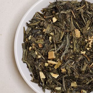 Liście herbaty Sencha Migdałowa na talerzyku.