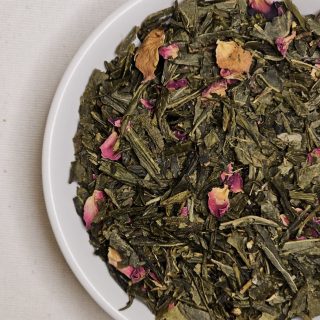 Liście Senchy Sakura na talerzyku.