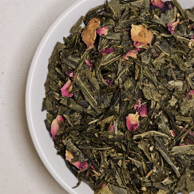 Liście Senchy Sakura na talerzyku.