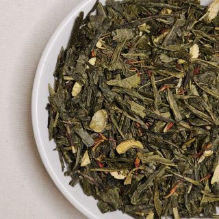 Liście Senchy Żeń Szeń na talerzyku.