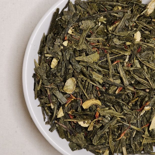 Liście Senchy Żeń Szeń na talerzyku.