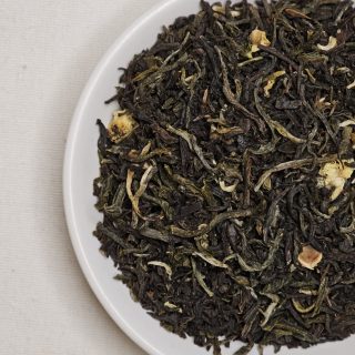 Liście herbaty Bergamotkowa Symfonia na talerzyku.