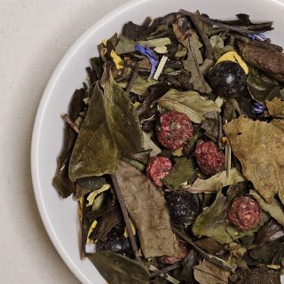 Liście herbaty Bieszczadzkie Łąki na talerzyku.