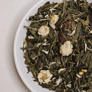 Liście herbaty Czar Miłości na talerzyku.