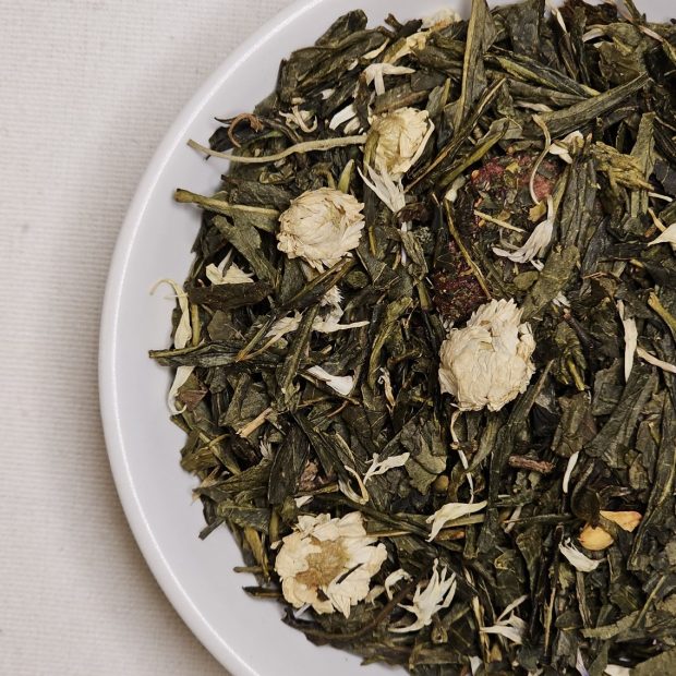 Liście herbaty Czar Miłości na talerzyku.