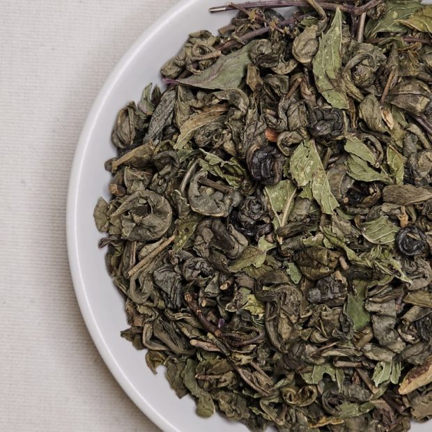 Liście herbaty Gunpowder z Miętą na talerzyku.