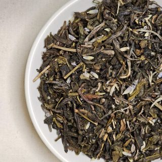 Liście herbaty Lawendowe Pole na talerzyku.