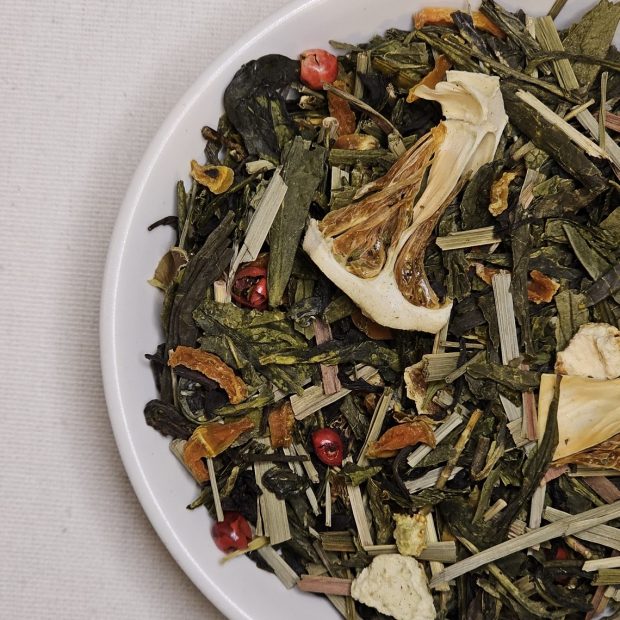 Liście herbaty Pocałunek Lata na talerzyku.