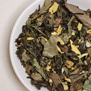 Liście herbaty Siedem Zielonych Skarbów na talerzyku.