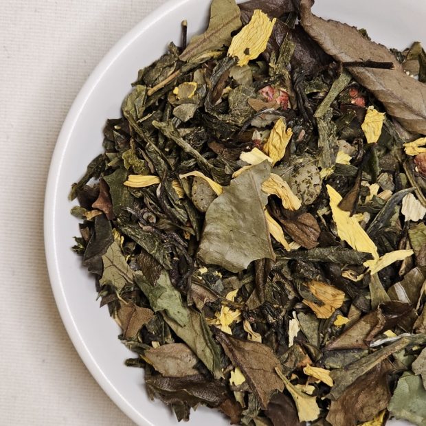 Liście herbaty Siedem Zielonych Skarbów na talerzyku.