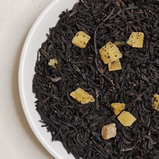 Liście herbaty Celon z owocem Mango na talerzyku.