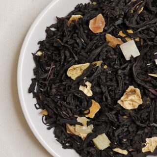 Susz herbaciany na talerzyku - czara herbata z dodatkami grapefruita i skórki cytryny, papai i ananasa kandyzowanego