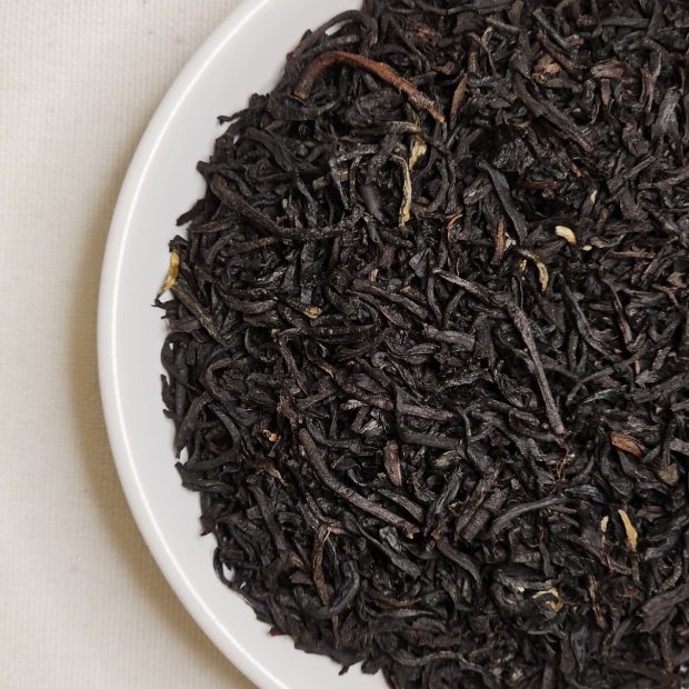 Liście herbaty Earl Grey Premium na talerzyku.