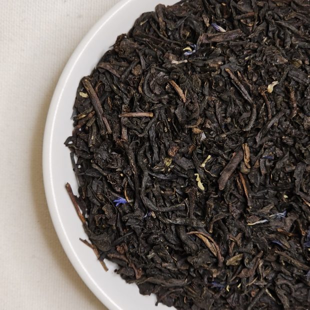 Liść herbaty Earl Grey z Bławatkiem na talerzyku.