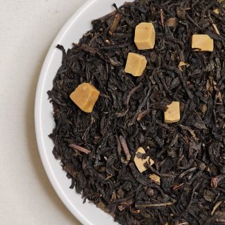 Liście herbaty Karmelowej na talerzyku.