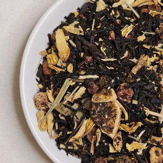 Liście herbaty Królowa Lata na talerzyku.