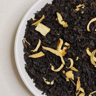 Liście herbaty Lady Grey na talerzyku.