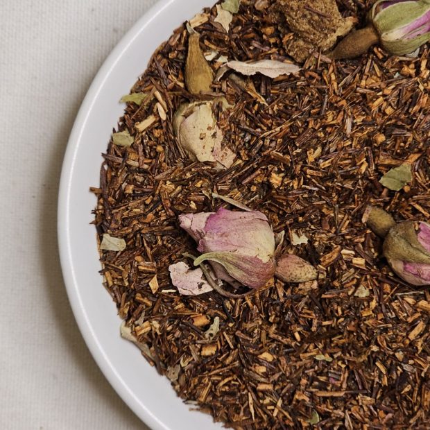 Rooibos Gruszkowe Delicje na talerzyku.