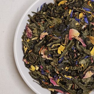 Liście herbaty Azjatycki Koktajl na talerzyku.