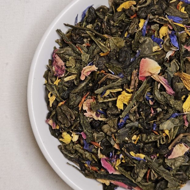 Liście herbaty Azjatycki Koktajl na talerzyku.