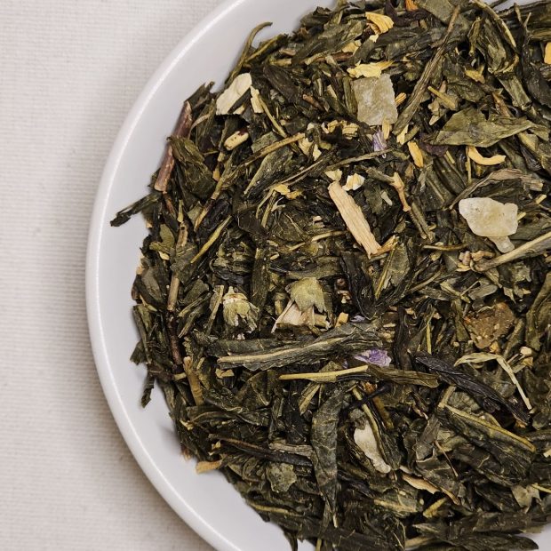 Liście herbaty Sencha Letni Dzień na talerzyku.