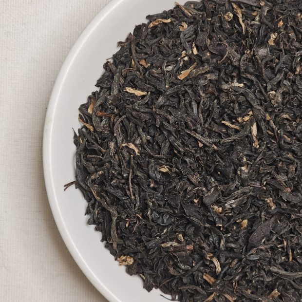 Liście herbaty Assam na talerzyku