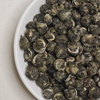 Kuleczki Cesarskiej Perły na talerzyku.