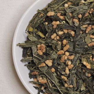 Liście Genmaichy na talerzyku.