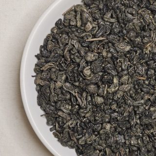 Liście Gunpowder green na talerzyku.