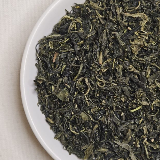 Liście Koreańskiej zielonej herbaty na talerzyku.