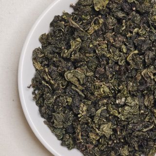 Liście Oolong Formosa na talerzyku.