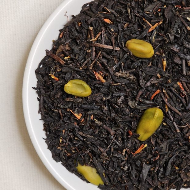 Liście herbaty Pistacjowej na talerzyku.