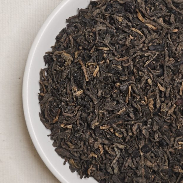 Liście Pu Erh Porzeczkowy na talerzyku.