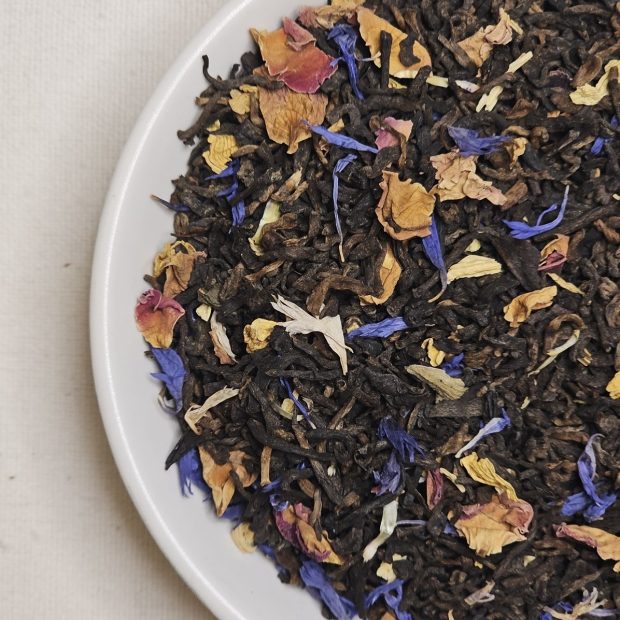 Liście Puerh Tropikalny na talerzyku.