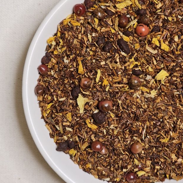 Rooibos Choco Chilli na talerzyku.