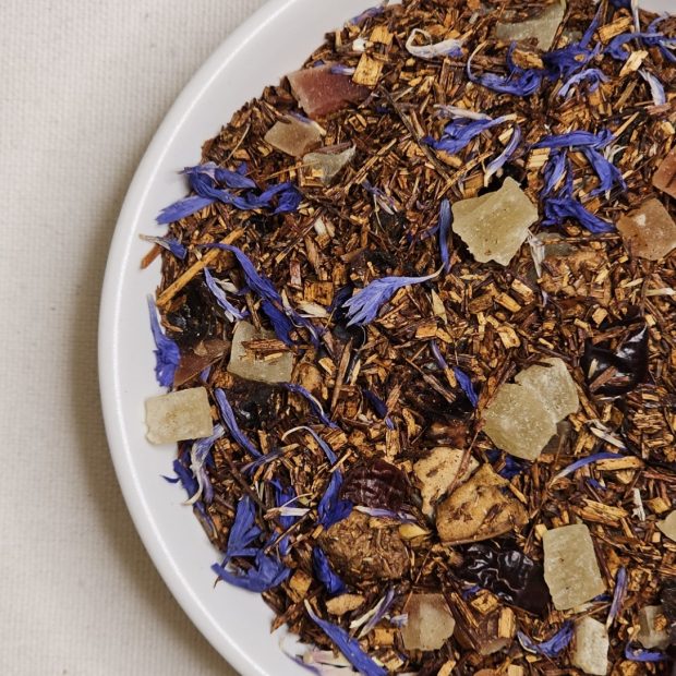 Rooibos Owocowy na talerzyku.