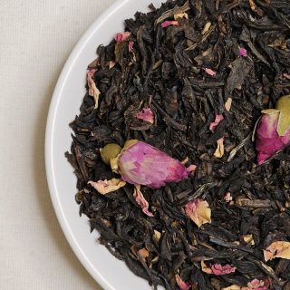 Liście herbaty Różanej na talerzyku.