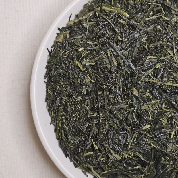 Liść Senchy Fukujyu na talerzyku.