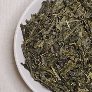 Liście Senchy na talerzyku.