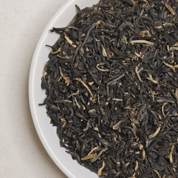 Liście herbaty Yunnan na talerzyku.