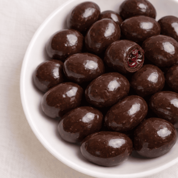 Wiśnie w gorzkiej czelokadzie na talerzyku.