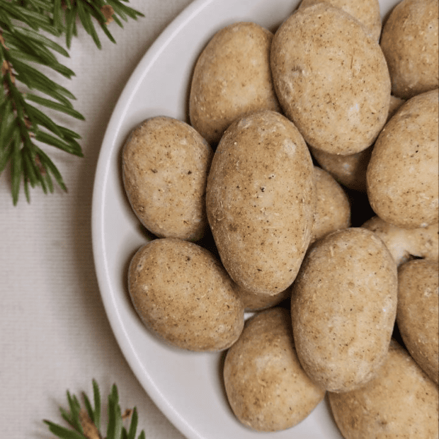 Migdały w czekoladzie na talerzyku.