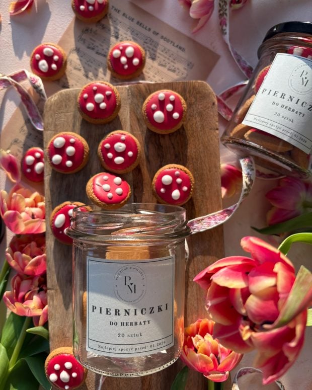 Pierniczki Muchomorki do herbaty rozsypane ze słoika na desce