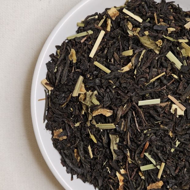 Liście herbaty na talerzyku.