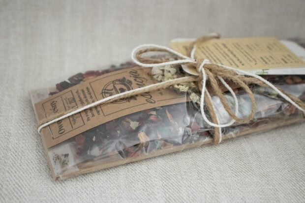 Zestaw prezentowy „Herbaciana Kompozycja” – dwa starannie wybrane susze owocowe w eleganckim opakowaniu.