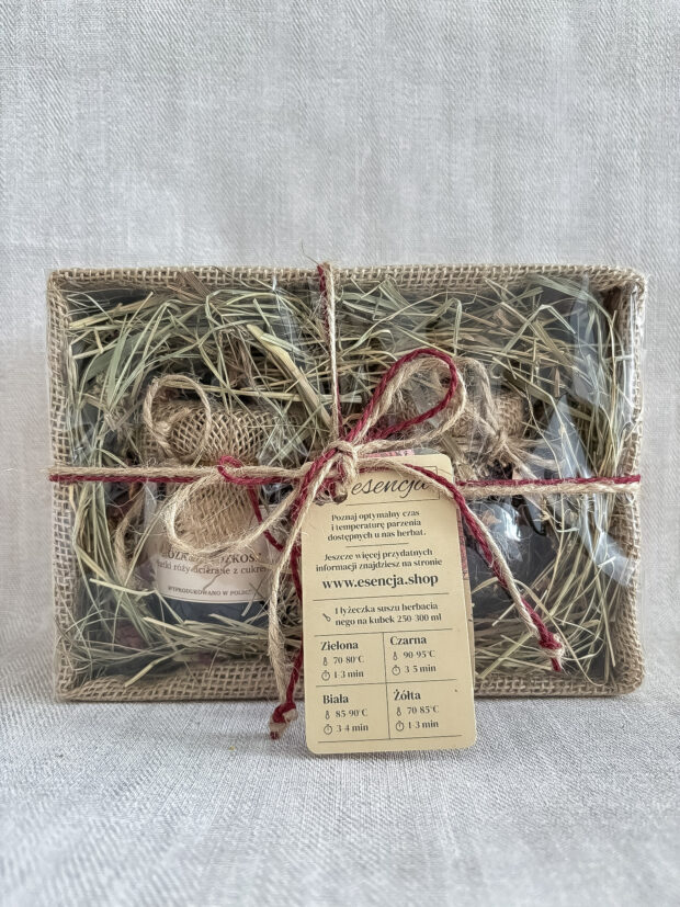 Naturalny zestaw prezentowy z czarną herbatą różaną i płatkami róż w cukrze.